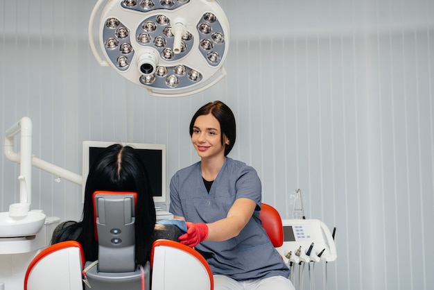 Foto el dentista realiza un examen y consulta del paciente. odontología.