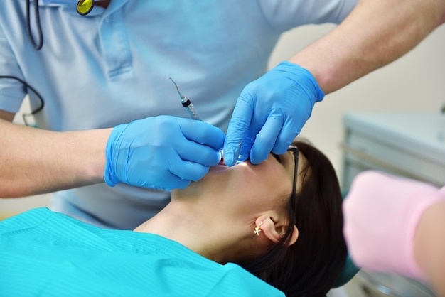 Dentista realizando uma operação