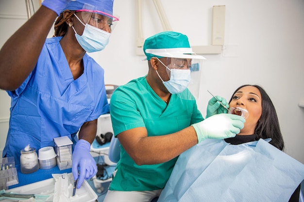 Un dentista revisa los dientes de un paciente en una clínica dental africana