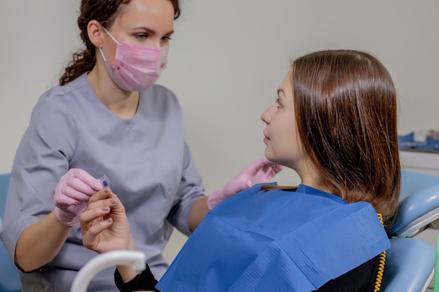 Dentista revisando los dientes del paciente en la oficina de la clínica dental. Medicina, concepto de odontología. Equipo dental