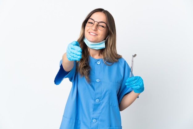 Dentista segurando ferramentas isoladas, apertando as mãos para fechar um bom negócio