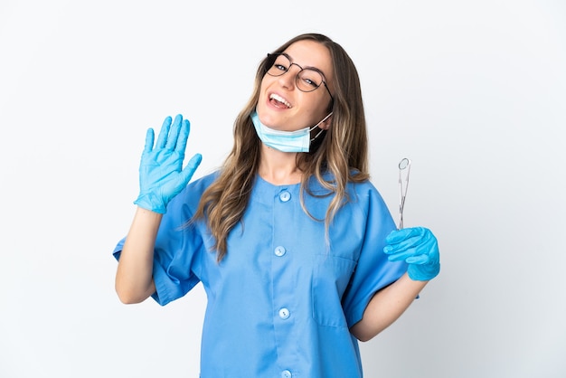 Dentista segurando ferramentas isoladas, saudando com a mão