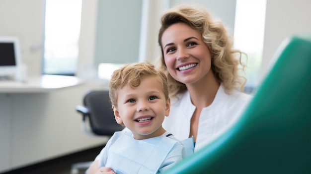 Un dentista sonriente y un niño pequeño en una cita en una clínica dental