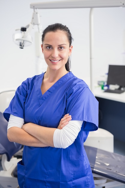 Dentista sorridente com os braços cruzados