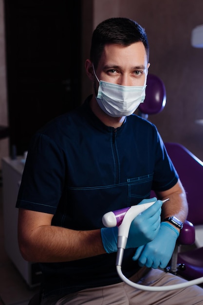 Foto dentista sosteniendo un filtro de aire dental