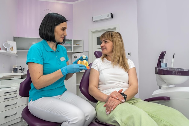 Una dentista y su asistente realizan un examen detallado de un paciente en la clínica