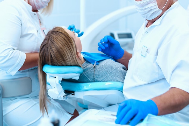 Dentista y su asistente realizando un examen completo