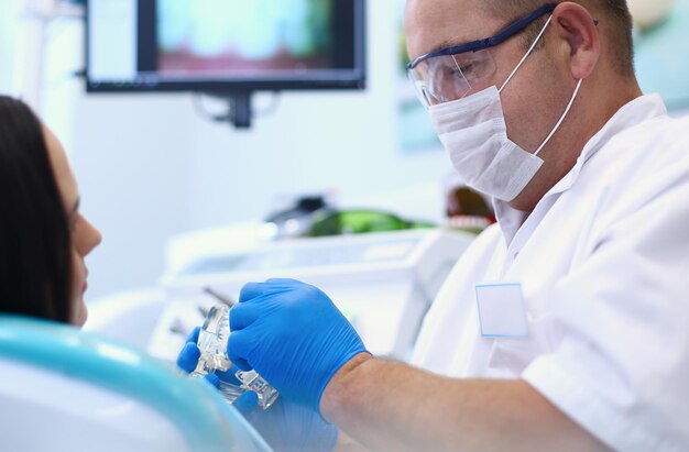 Dentista y su asistente realizando un examen completo