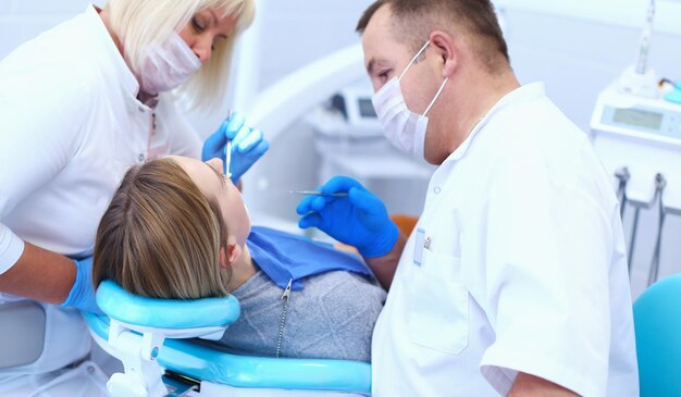 Dentista y su asistente realizando un examen completo