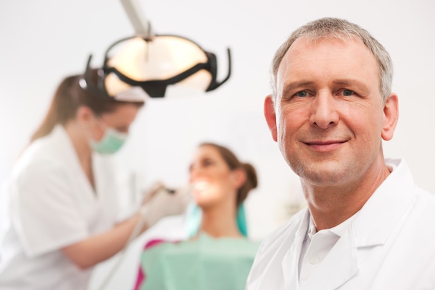 Dentista en su cirugía.