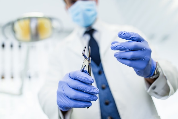 Dentista en su oficina listo para examinar los dientes de su paciente. Enfoque selectivo.