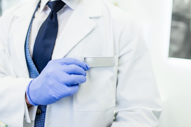 Dentista en su oficina - primer plano. Enfoque selectivo.