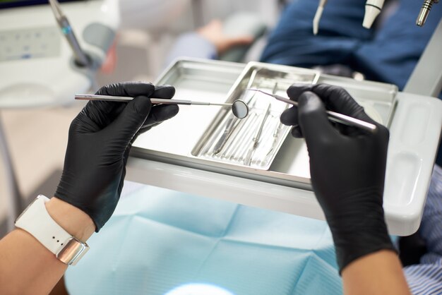 dentista toma herramienta para tratar al paciente