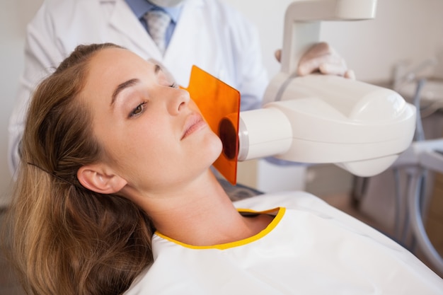 Dentista tomando um raio x de boca de pacientes