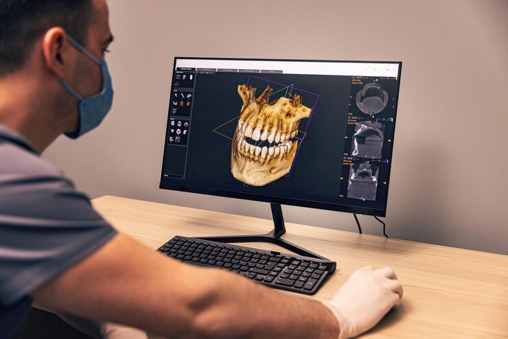 El dentista trabaja frente al monitor.