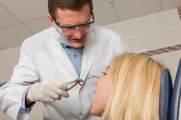 Dentista, trabajando, con, mujer