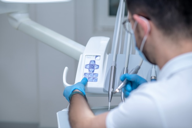 Dentista en el trabajo. Cerrar imagen de un dentista con equipo médico dental