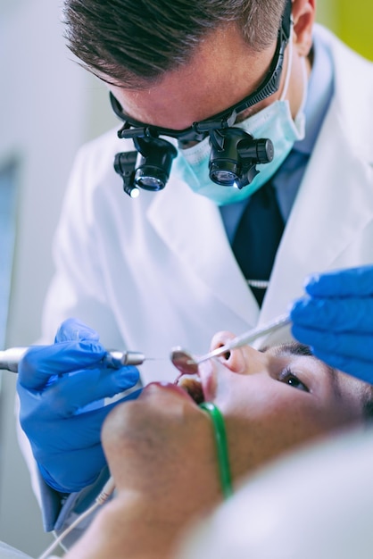 Dentista Trabalhando Com Jovem