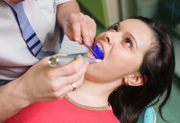 dentista trata la caries dental