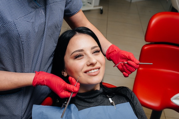 El dentista trata los dientes de la niña al paciente. Odontología