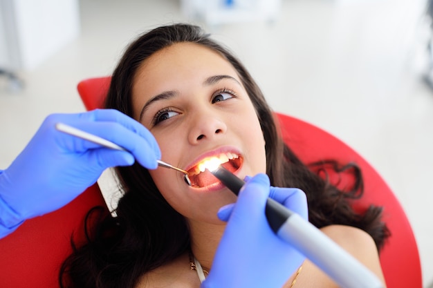 Dentista trata dientes a niña