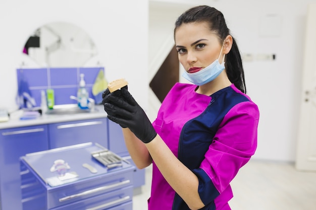 Dentista usando equipo dental en una clínica