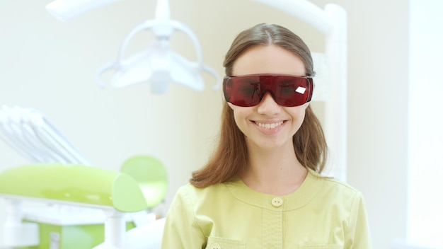 Dentista vestindo óculos de segurança laranja ultravioleta Médica