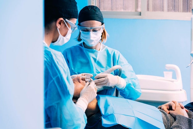 Dentistas a examinar o doente na clínica