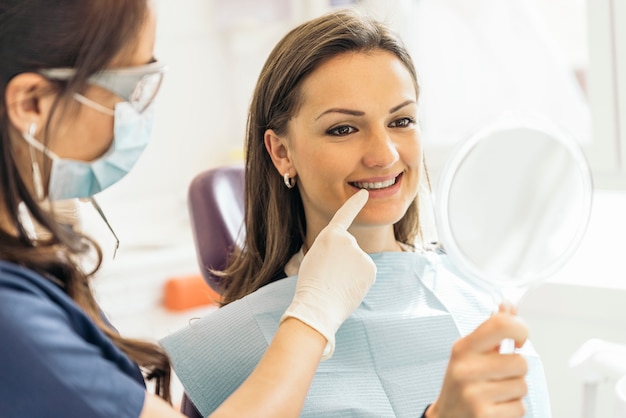 Dentistas com um paciente durante uma intervenção odontológica. Conceito Dentista