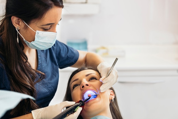 Foto dentistas com um paciente durante uma intervenção odontológica. conceito médico.