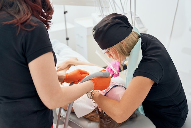 Dentistas, enchendo os dentes do paciente.