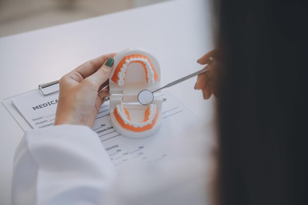 Foto los dentistas están discutiendo problemas dentales en el informe de la imagen de rayos x en la pantalla del portátil a los pacientes