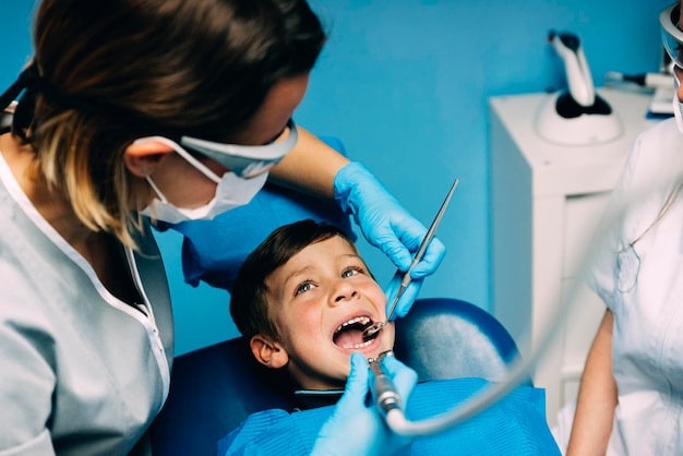 Los dentistas examinan al niño en la clínica.