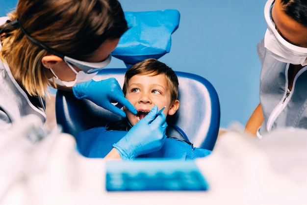 Dentistas examinando al paciente en la clínica