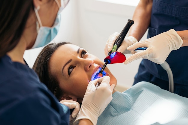 Foto dentistas con un paciente durante una intervención dental. concepto médico.