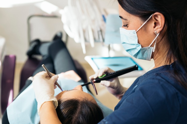 Dentistas con un paciente durante una intervención dental. Concepto médico.