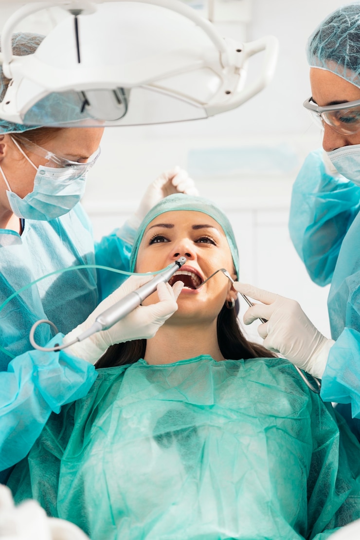 Foto dentistas con un paciente durante una intervención dental. concepto médico.
