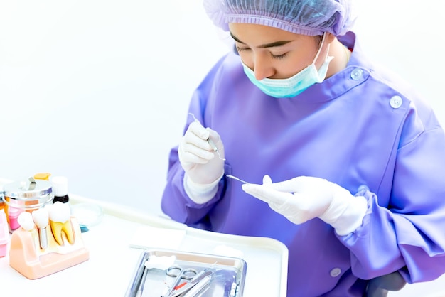 Dentistas preparam ferramentas para odontologia. conceito de saúde na clínica odontológica com tecnologia de inovação.