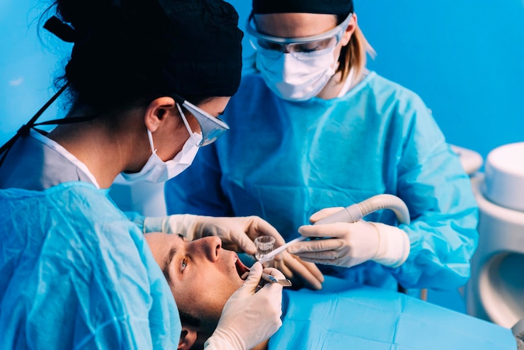 Foto dentistas que examinan a un paciente masculino en una clínica