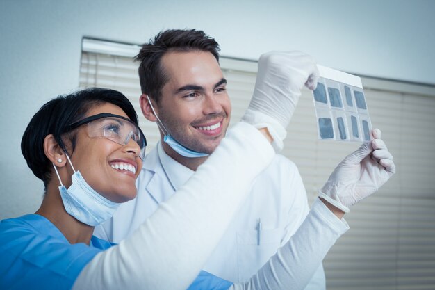 Dentistas que miran la radiografía