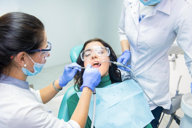 Dentistas que trabajan con el paciente