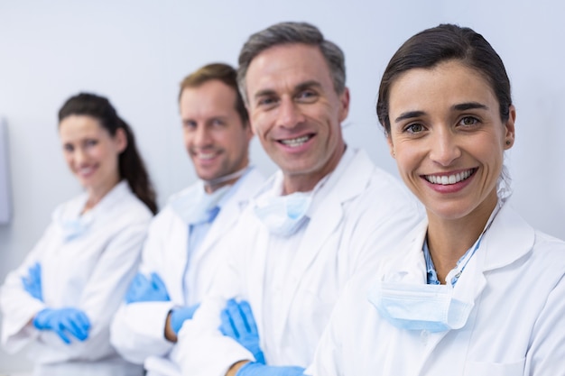 Dentistas sorridentes em pé com os braços cruzados