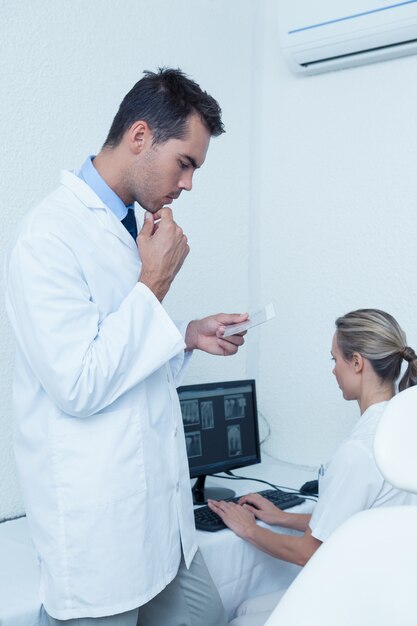 Foto dentistas en el trabajo