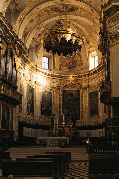 Dentro del altar de una iglesia italiana