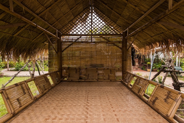 Dentro de la antigua casa primitiva de aborígenes