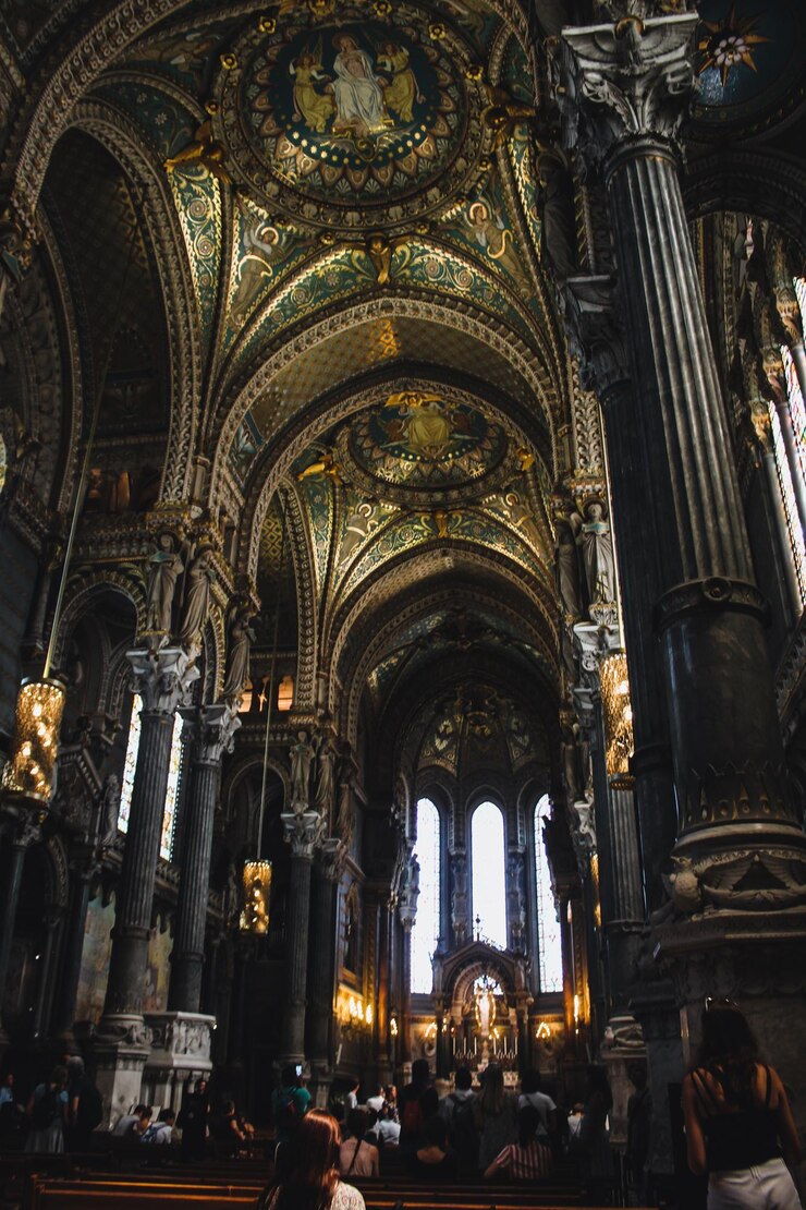 Dentro de la basílica de Notre Dame de Fourviere en Lyon Francia