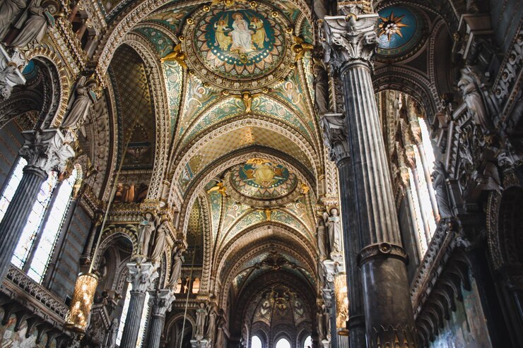 Dentro de la basílica de Notre Dame de Fourviere en Lyon Francia