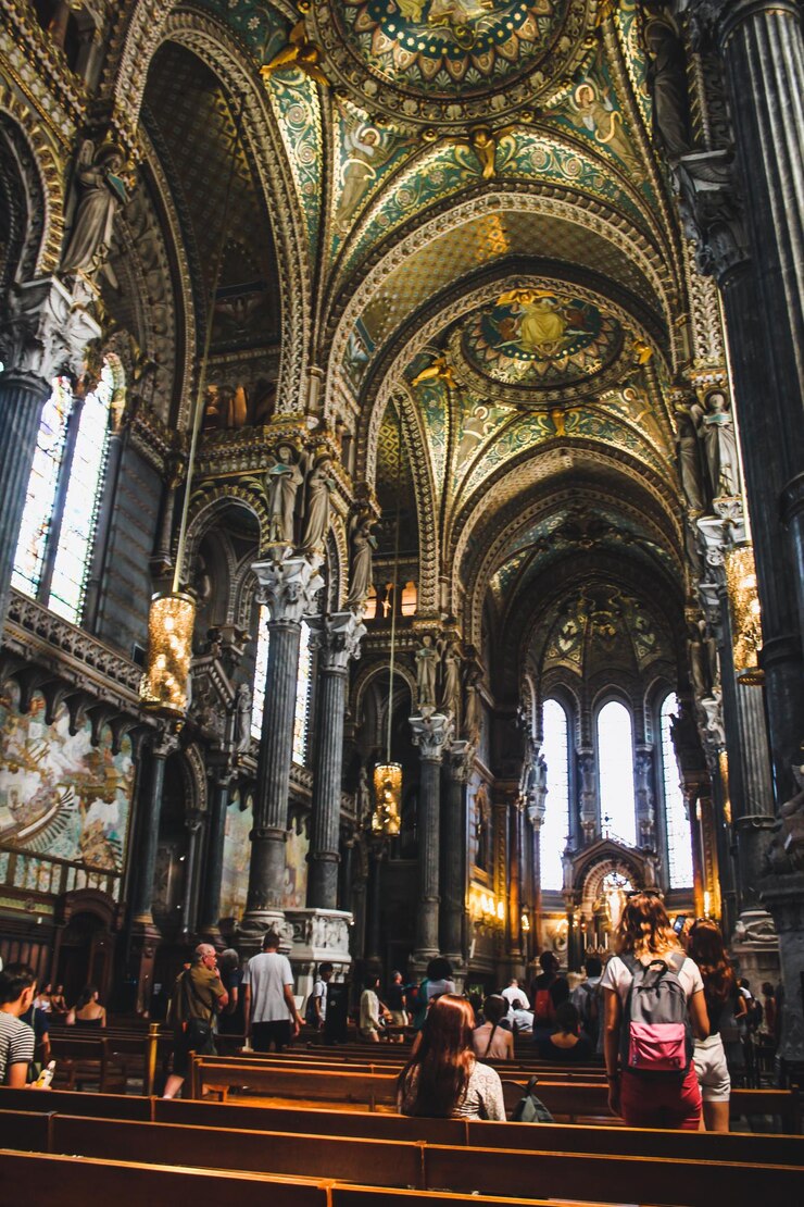 Dentro de la basílica de Notre Dame de Fourviere en Lyon Francia