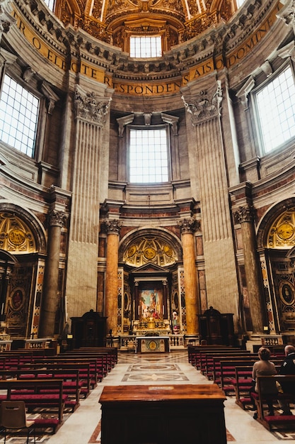 Dentro de la basílica de San Pedro de la Ciudad del Vaticano.