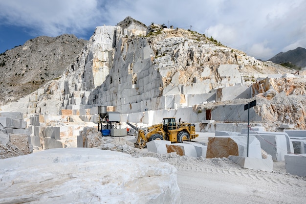 Dentro de una cantera de mármol de Carrara a cielo abierto